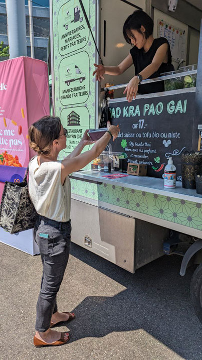 Repas au foodtruck servi dans de la vaisselle réutilisable