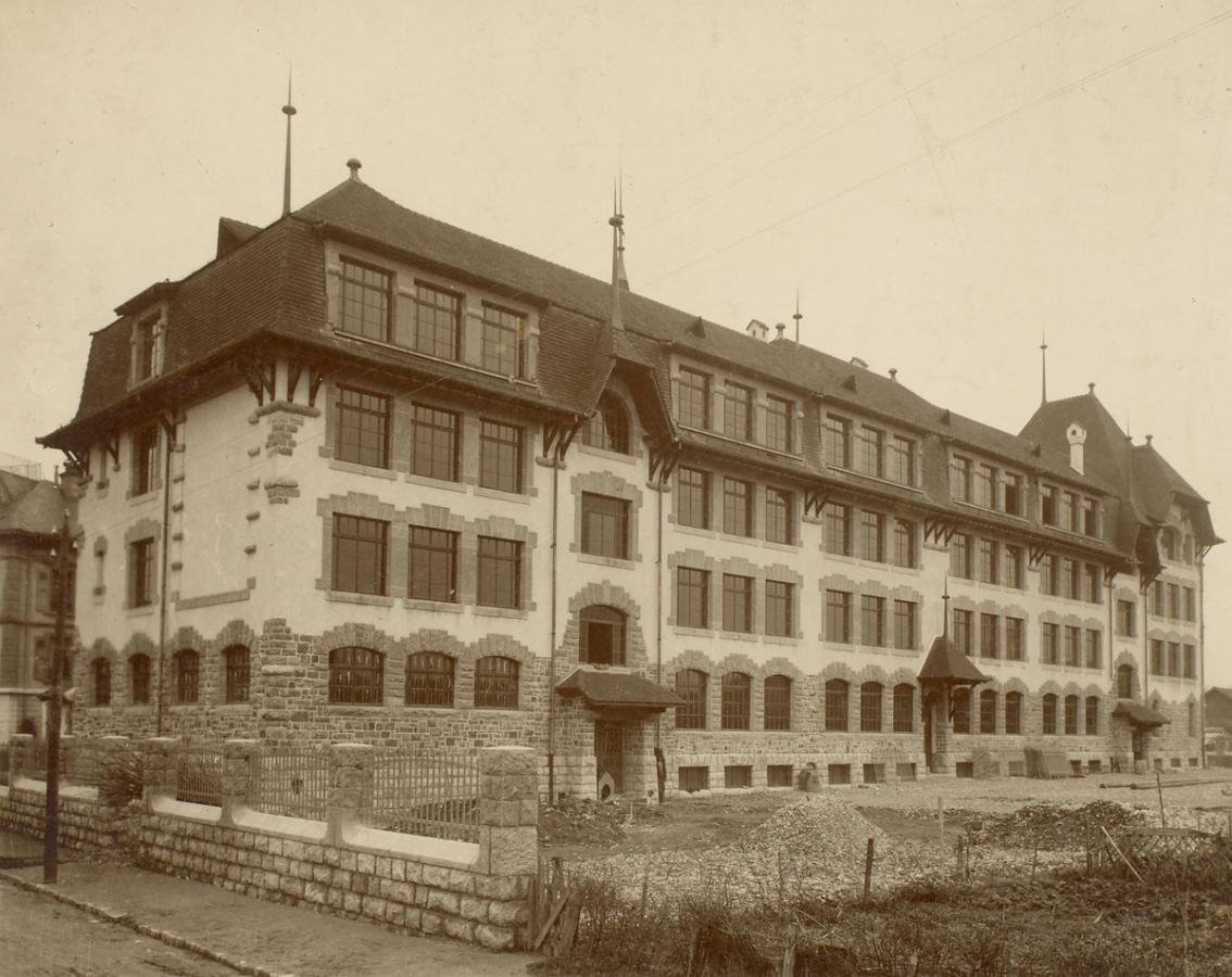 L'école des Pervenches de Carouge au moment de sa construction