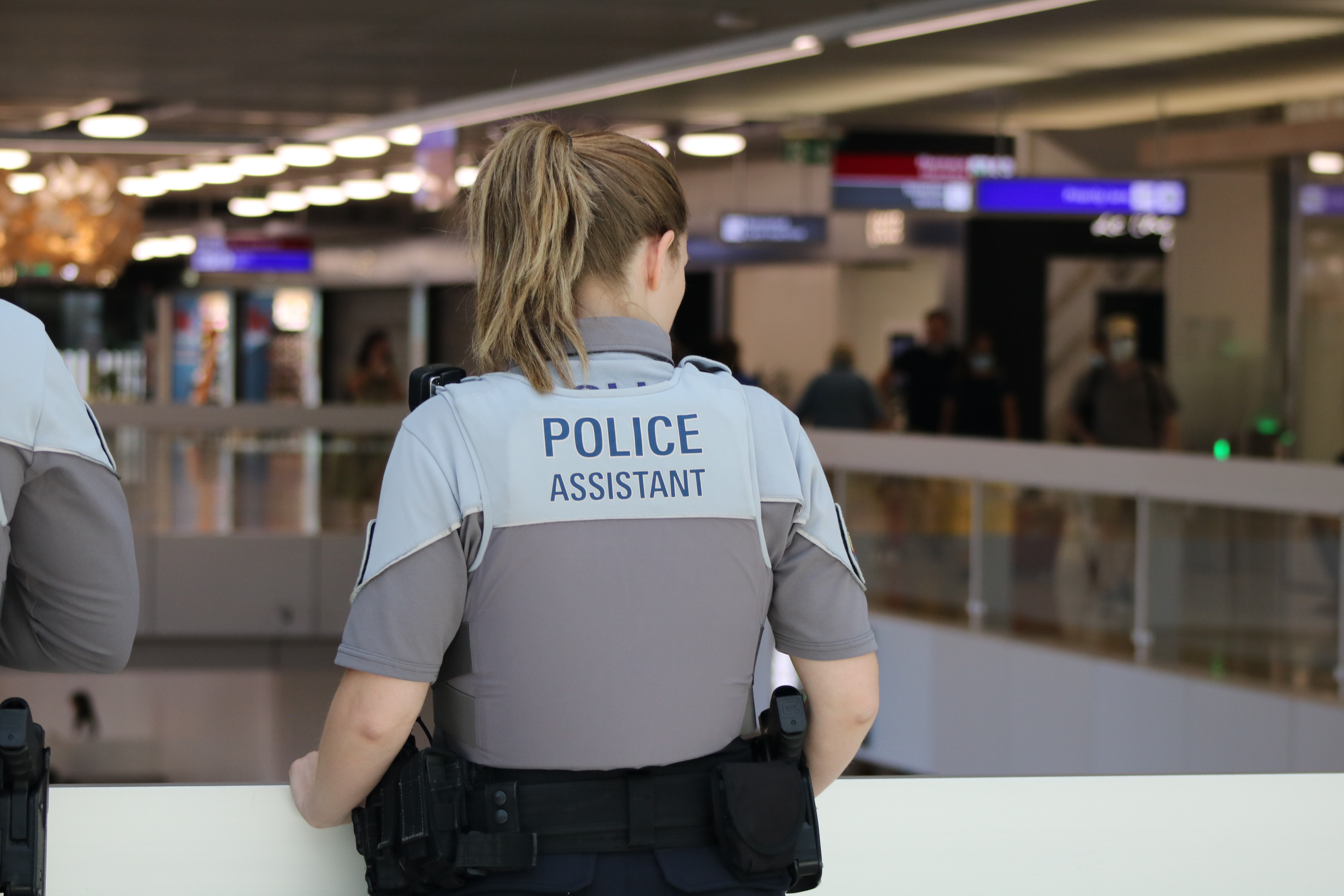 Une ASP armé·e surveille l'aéroport