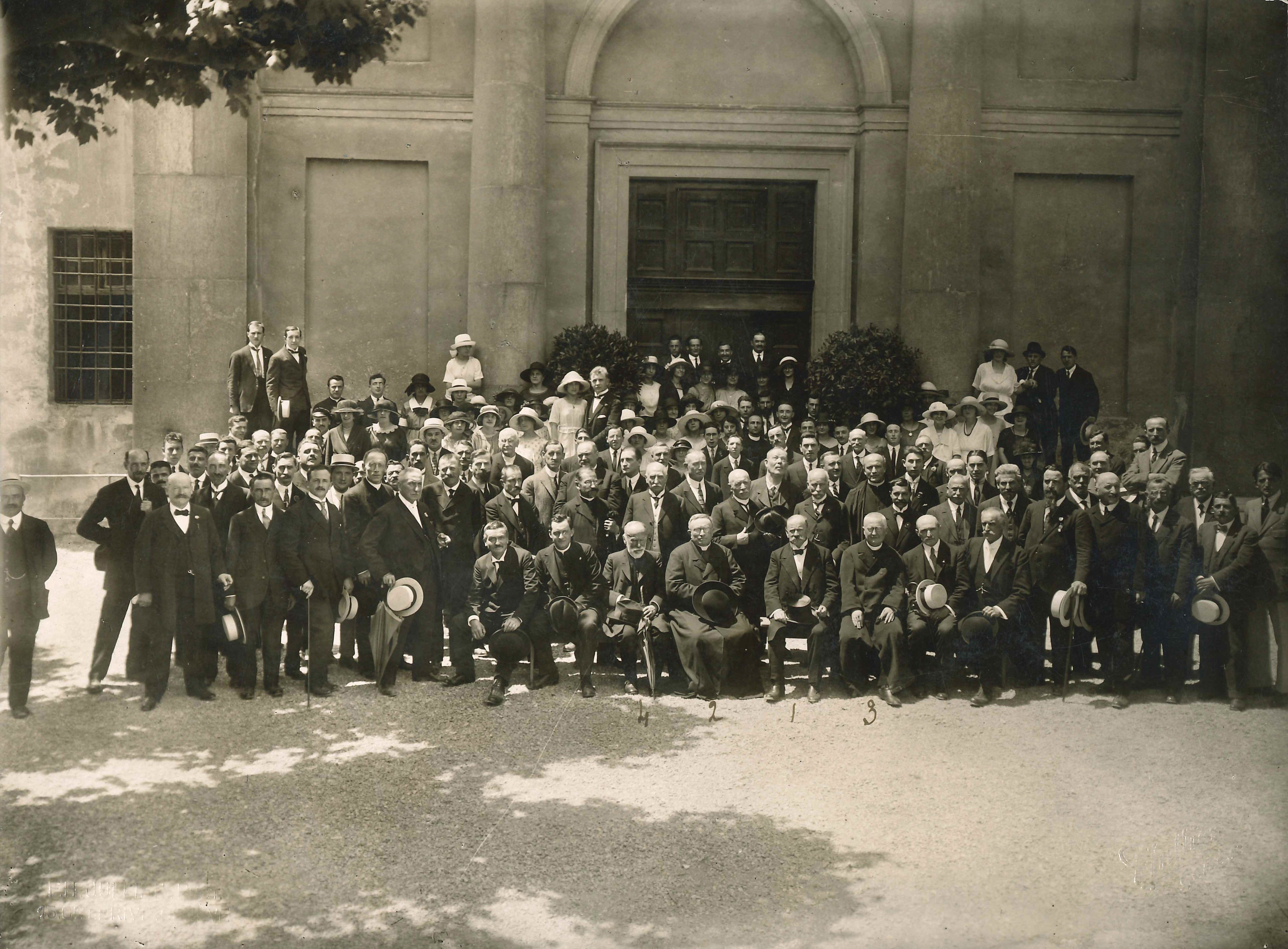 Photographie de la sortie de la Grand Messe lors de la rentrée des catholiques romains dans leur église à Sainte-Croix à Carouge qui leur avait été prise le 31 décembre 1873, juin 1921 (cote AEG ECRG 11.3)