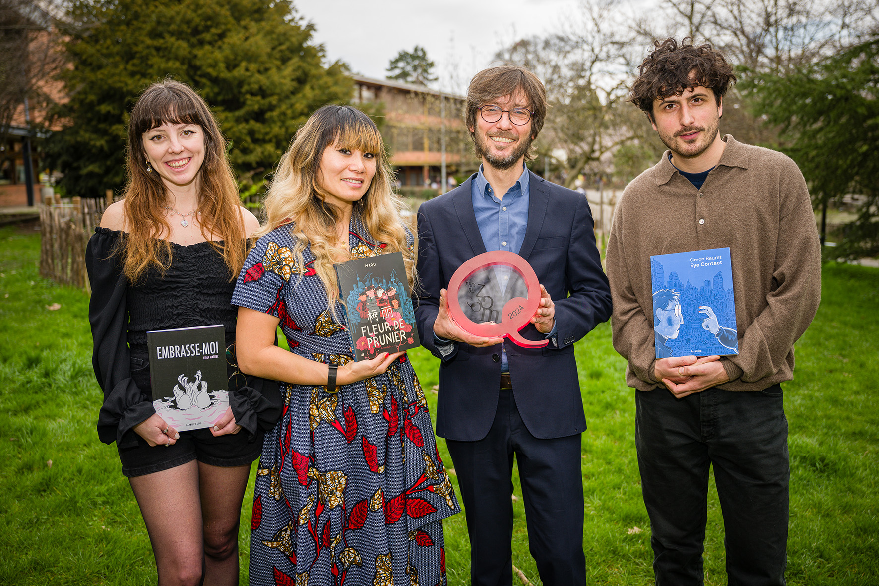 Les trois finalistes du Prix BD Zoom 2024 et M. Nicolas Tavaglione (2e depuis la droite), secrétaire général adjoint au DIP. Photo Cellence