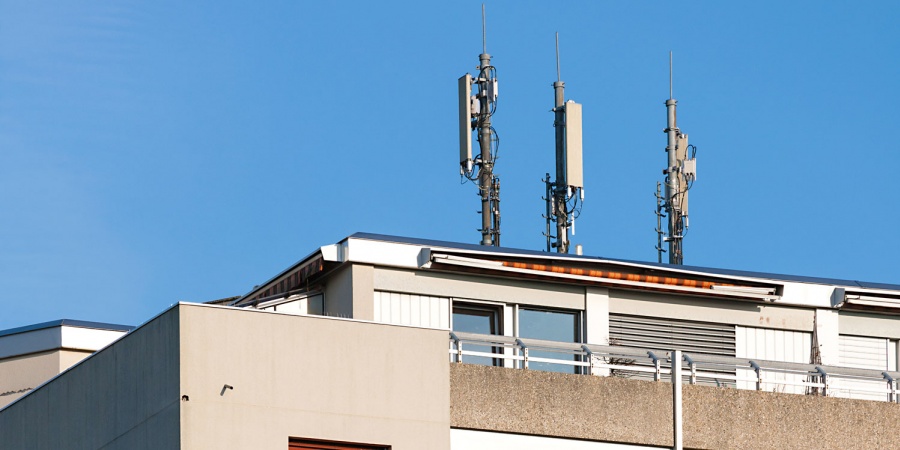 Un toit à la Cité Vieusseux avec des antennes de téléphonie mobile