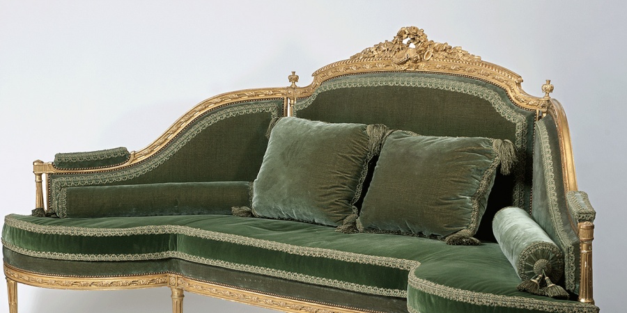 Canapé d'angle en bois de hêtre, vers 1850-1900. Photothèque du Musée d'art et d'histoire de Genève (MAH) Canapé d'angle en bois de hêtre, vers 1850-1900. Photothèque du Musée d'art et d'histoire de Genève (MAH)