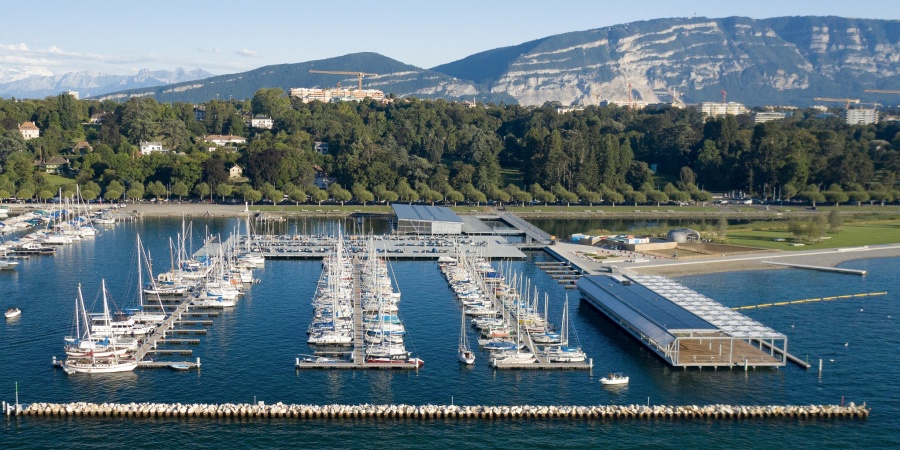 Le Port-Noir avec ses estacades flottantes et sa plateforme dériveurs (arrière-plan), ainsi que le restaurant (à droite) (août 2020) © Etat de Genève Nouveau Port-Noir