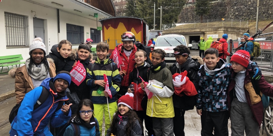 Visite d'élèves lors des championnats du monde de ski alpinisme à Villars avec l'athète Déborah Chiarello