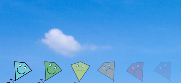 tous les cerf-volant sur fond bleu