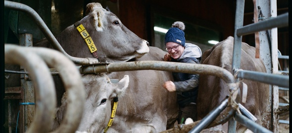 Une agricultrice avec ses vaches