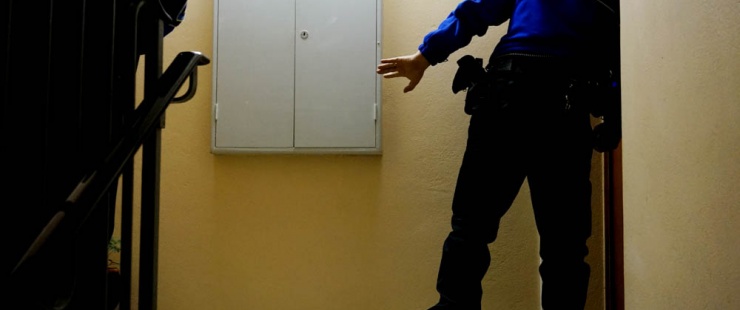 Vérifiez en appelant le 117 que la personne qui frappe à votre porte est bien un policier.