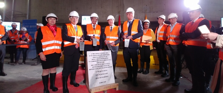 Célébration de pose de la première pierre du nouveau bâtiment de siège de l'OMS, en présence de Tedros Adhanom Ghebreyesus, Directeur général de l'OMS, M. Mauro Poggia, Conseiller d'Etat en charge de la sécurité, de l'emploi et de la santé, et de M. Valentin Zellweger, chef de la Mission permanente de la Suisse à Genève Pose première pierre OMS