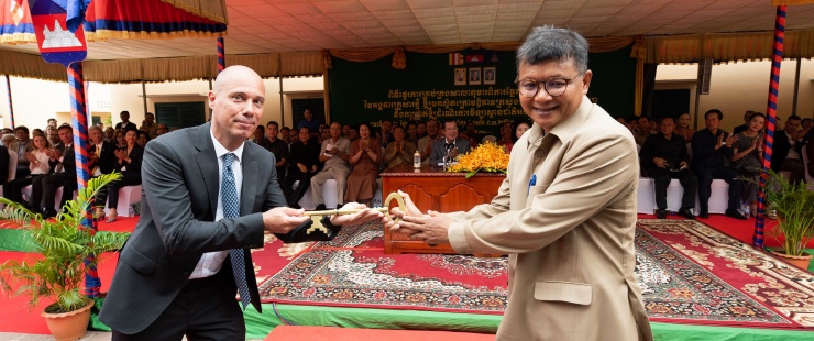 Benoît Duchâteau-Arminjon et H.E. DR. Hang Chuon Naron lors de la cérémonie de remise des clés le 1er Juillet 2019 © François Xavier Autric Benoît Duchâteau-Arminjon et H.E. DR. Hang Chuon Naron lors de la cérémonie de remise des clés le 1er Juillet 2019 © François Xa