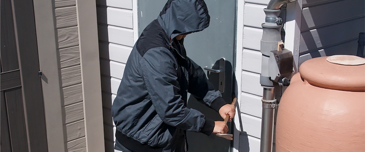 voleur qui essaie de forcer une porte
