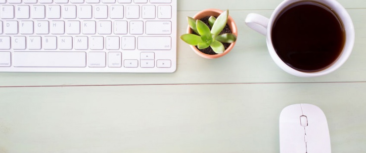 crédit photo: 123RF/Melpomen Souris, clavier et tasse de café