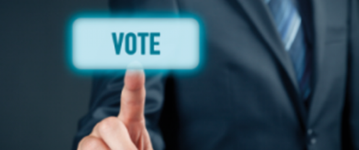Personne qui appuie sur le bouton de vote