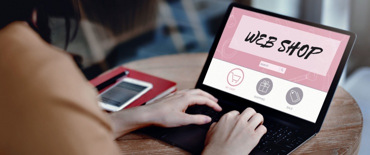 une personne avec l'ordi ouvert qui s'apprête à faire des achats en ligne