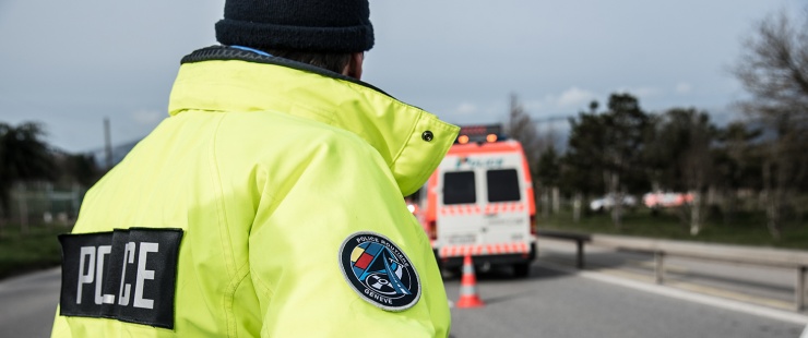 Un policier de la police routière sur la route