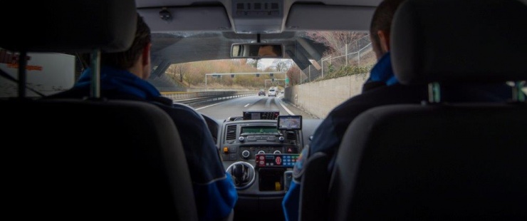 Deux policiers dans une voiture de patrouille