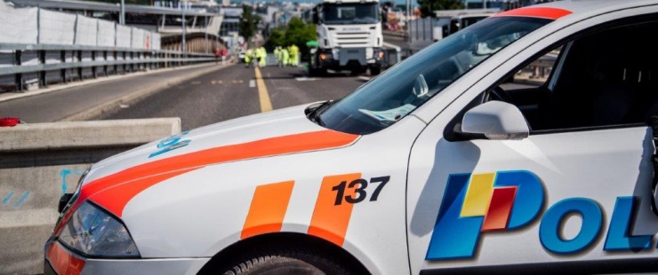 Voiture de police devant des travaux sur la route