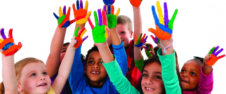 Enfants qui lèvent les mains