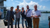 Photo de gauche à droite : Gilles Mulhauser, directeur de l'office de l'eau, Frédéric Favre, président de l'association des usagers des Bains des Pâquis, François Beetschen, ingénieur des infrastructures portuaires, John Magnin, mandataire et Alexandre Wisard, directeur du service du lac, de la renaturation des cours d'eau et de la pêche.