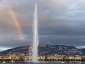 Vue du Jet d'eau de Genève avec le Salève en arrière-plan surmonté d'un arc-en-ciel