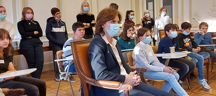 La conseillère d'Etat suit attentivement les improvisations des élèves