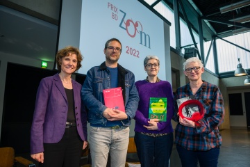 Anne Emery-Torracinta et les trois finalistes: Frederik Peeters, Isabelle Pralong et Hélène Becquelin. Photo Cellence.