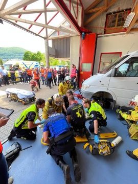 Collaboration interprofessionnelle dans le cadre d'un exercice de secours de l'événement GenfTra. Photo Nicolas Genoud