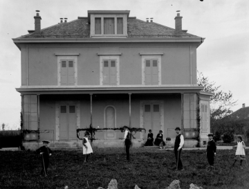 Jeu de croquet devant la Maison Long, avant 1884. © Bibliothèque de Genève