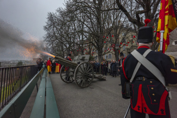 Tir de canon sur la promenade de la Treille lors de la cérémonie de la Restauration 2024. Photo Quentin Ducrest.