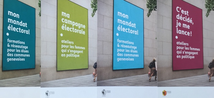 Femme qui marche devant les affiches publicitaires