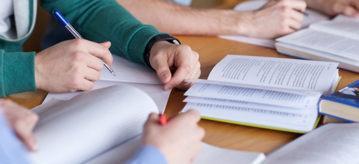 Etudiants avec des livres