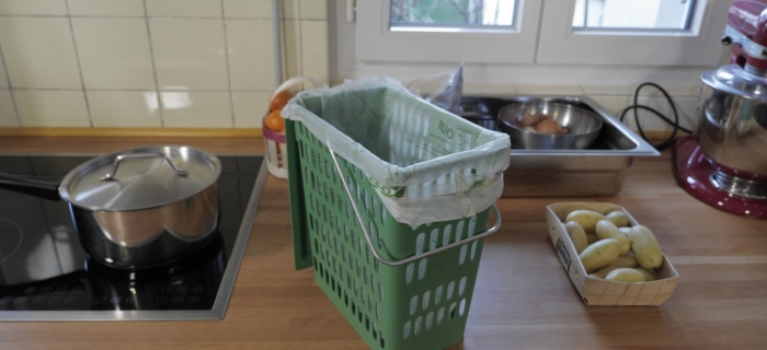Une P'tite poubelle verte dans une cuisine