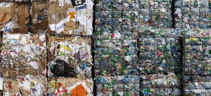 Balles de déchets de carton et de PET à recycler
