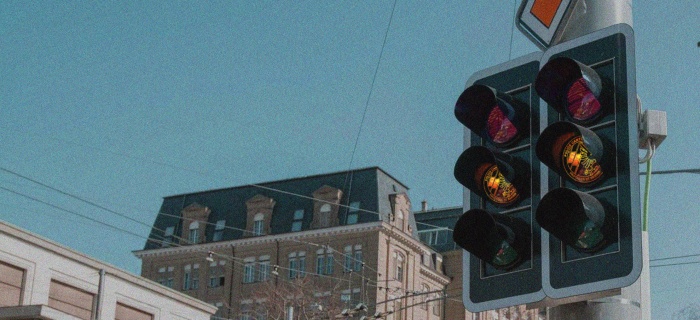Feux de circulation avec le badge de la police cantonale sur la lumière orange