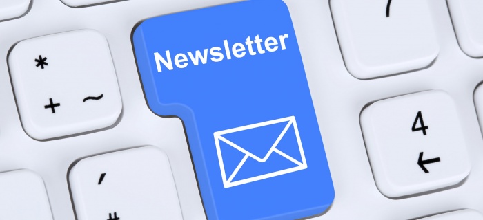 clavier d'ordinateur avec touche newsletter en bleu