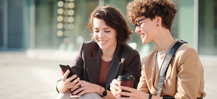 Jeune dans la rue regardant un smartphone