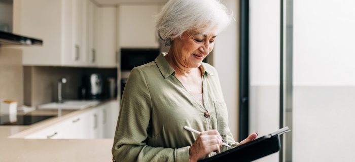 Dame avec tablette dans uns cuisine