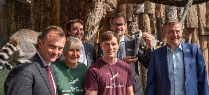 Au premier rang : Marc Kilcher, conseiller administratif de Thônex; Christina Meisser; Tobias Blaha; Pascal Uehlinger, conseiller administratif de Thônex - Au deuxième Rang : Bruno da Silva, maire de Thônex; Aantonio Hodgers, conseiller d'Etat.
