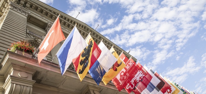Drapeaux des cantons suisses ornant le Palais fédéral