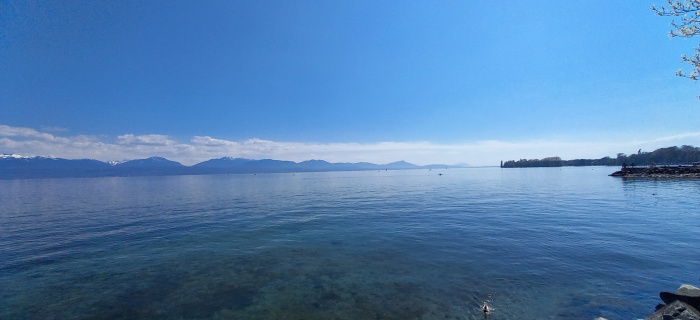 Vue sur le lac et les montagnes depuis Rolle, en direction de Genève