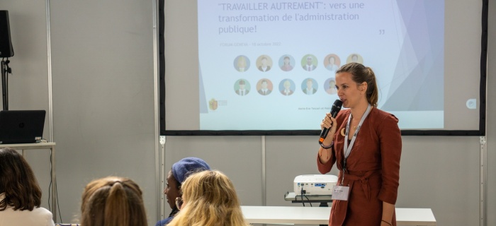 Marie-Eve Tescari au micro durant la conférence "Travailler autrement: vers une transformation de l'administration publique"