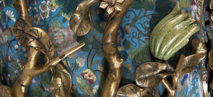 Détail des émaux du brûle-encens chinois de la Dynastie Qing (1644-1911)
