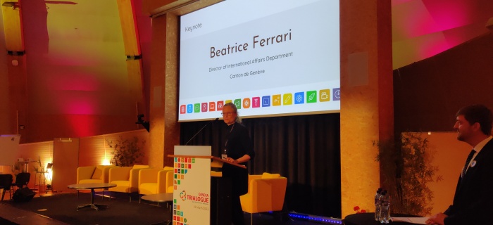 Prise de parole de Mme Ferrari, directrice des affaires internationales du canton, lors de l'ouverture du Trialogue, au CERN.