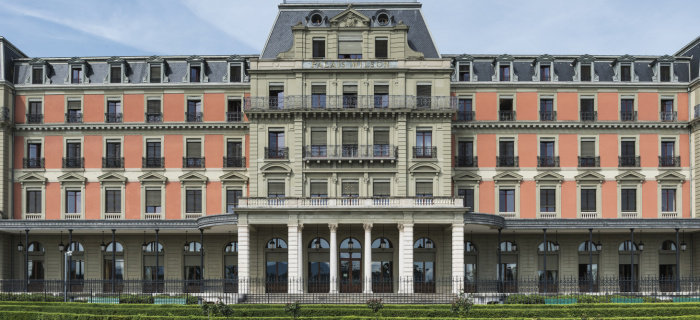 Cette majestueuse vue frontale du Palais Wilson, photographiée par Luca Fascini, fait partie du livre "Genève internationale, 100 ans d'architecture" de Joëlle Kuntz. © Luca Fascini