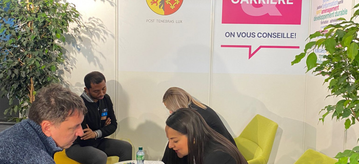 Entretien avec des étudiants sur le stand de l'Etat