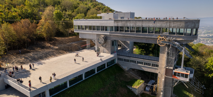 Vue de la gare haute du Téléphérique, avec le funambule Vincent Paulin - Photo : Hemelka