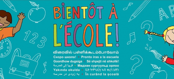 Illustration de "bientôt à l'école!" et la traduction dans les langues suivantes, dans l'ordre: tamoul, ukrainien, espagnol, somali, albanais, arabe, mongol, turc, tigrinia, farsi et roumain