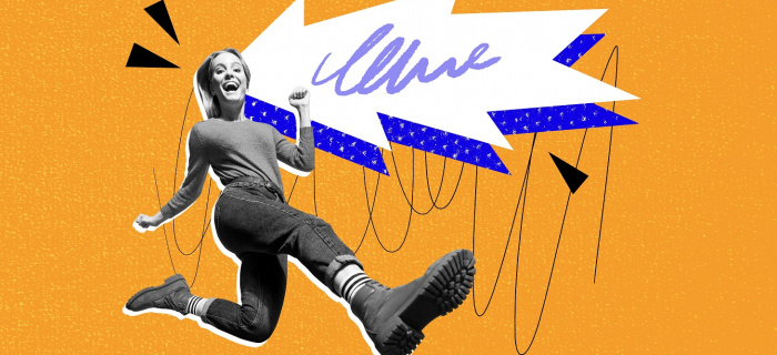 Jeune femme dynamique sautant en l'air, sur un fond orange
