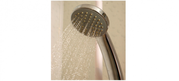 Pommeau de douche avec eau qui coule