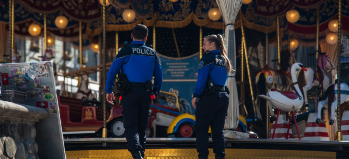 Policiers discutent avec des citoyens